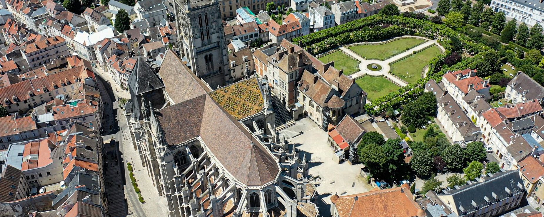 Vue aérienne de la cathédrale et de la cité épiscopale