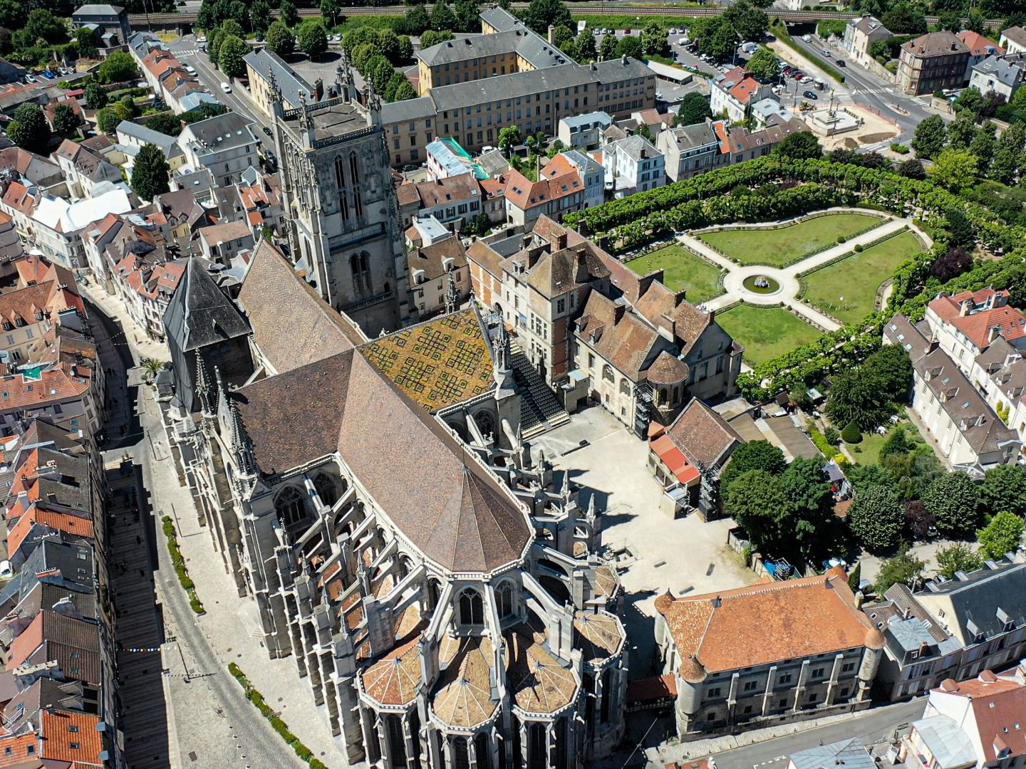 Vue aérienne de la cathédrale et de la cité épiscopale